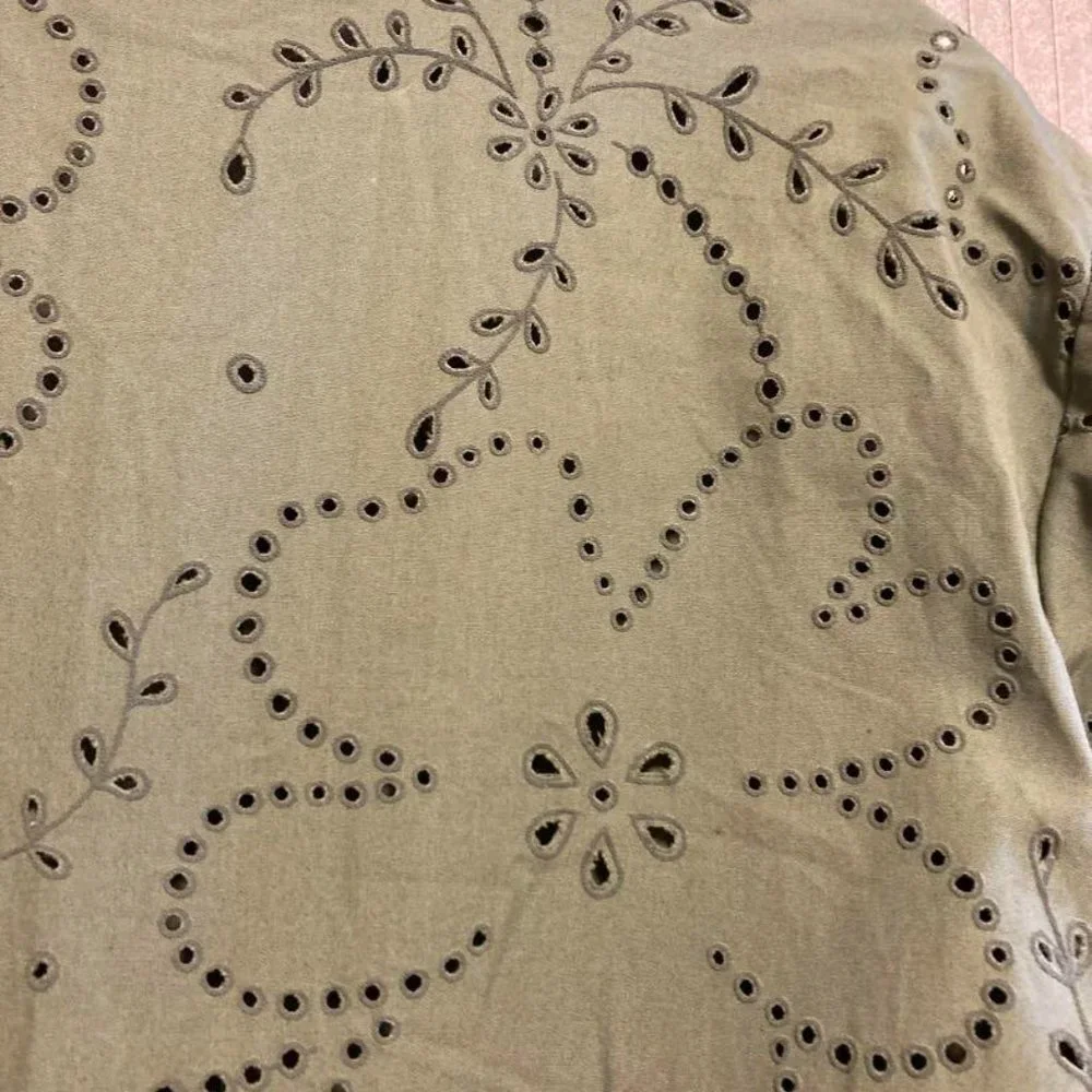 Flower cut work tiered blouse - Picture 4 of 4